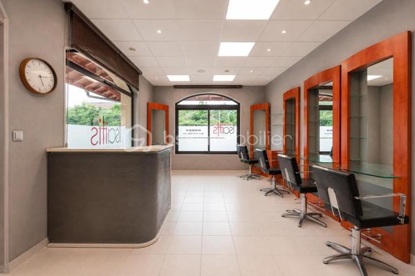 AMANCY - Au coeur d'un village en pleine expansion, pour cause de départ en retraite, belle opportunité à reprendre pour ce salon de coiffure, dont le chiffre d'affaires consolidé est constitué d'une cliente régulière CSP + de frontaliers, et des commerçants du secteur.
Situé au Rdc d'un immeuble d'habitations le long d'un axe passant, doté d'un grand parking, de la présence d'autres commerces et d'une belle visibilité, ce salon de 31 m² aux normes PMR, offre un bel espace de travail composé d'une banque d'accueil, de 2 bacs, de 4 postes de coiffures, d'un laboratoire - buanderie - coin repas à part, et d'un WC. Il possède une entrée indépendante et également un accès depuis les parties communes de l'immeuble.
Bail 3-6-9 ans. Loyer annuel : 8 400 € -  Provision pour charges annuelles : 600 € 
Le fond comprend : la clientèle, l'ensemble des équipements et matériels, l'enseigne commerciale, la décoration et le mobilier. 
Les stocks seront évalués amiablement au jour de la vente.
Chauffage : aérotherme
Absence de salarié à reprendre. 
Dossier complet sur demande.