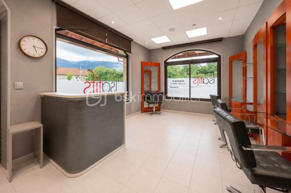AMANCY - Au coeur d'un village en pleine expansion, pour cause de départ en retraite, belle opportunité à reprendre pour ce salon de coiffure, dont le chiffre d'affaires consolidé est constitué d'une cliente régulière CSP + de frontaliers, et des commerçants du secteur.
Situé au Rdc d'un immeuble d'habitations le long d'un axe passant, doté d'un grand parking, de la présence d'autres commerces et d'une belle visibilité, ce salon de 31 m² aux normes PMR, offre un bel espace de travail composé d'une banque d'accueil, de 2 bacs, de 4 postes de coiffures, d'un laboratoire - buanderie - coin repas à part, et d'un WC. Il possède une entrée indépendante et également un accès depuis les parties communes de l'immeuble.
Bail 3-6-9 ans. Loyer annuel : 8 400 € -  Provision pour charges annuelles : 600 € 
Le fond comprend : la clientèle, l'ensemble des équipements et matériels, l'enseigne commerciale, la décoration et le mobilier. 
Les stocks seront évalués amiablement au jour de la vente.
Chauffage : aérotherme
Absence de salarié à reprendre. 
Dossier complet sur demande.