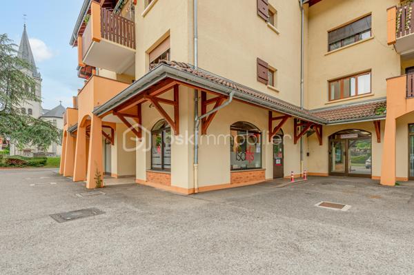 AMANCY - Au coeur d'un village en pleine expansion, pour cause de départ en retraite, belle opportunité à reprendre pour ce salon de coiffure, dont le chiffre d'affaires consolidé est constitué d'une cliente régulière CSP + de frontaliers, et des commerçants du secteur.
Situé au Rdc d'un immeuble d'habitations le long d'un axe passant, doté d'un grand parking, de la présence d'autres commerces et d'une belle visibilité, ce salon de 31 m² aux normes PMR, offre un bel espace de travail composé d'une banque d'accueil, de 2 bacs, de 4 postes de coiffures, d'un laboratoire - buanderie - coin repas à part, et d'un WC. Il possède une entrée indépendante et également un accès depuis les parties communes de l'immeuble.
Bail 3-6-9 ans. Loyer annuel : 8 400 € -  Provision pour charges annuelles : 600 € 
Le fond comprend : la clientèle, l'ensemble des équipements et matériels, l'enseigne commerciale, la décoration et le mobilier. 
Les stocks seront évalués amiablement au jour de la vente.
Chauffage : aérotherme
Absence de salarié à reprendre. 
Dossier complet sur demande.