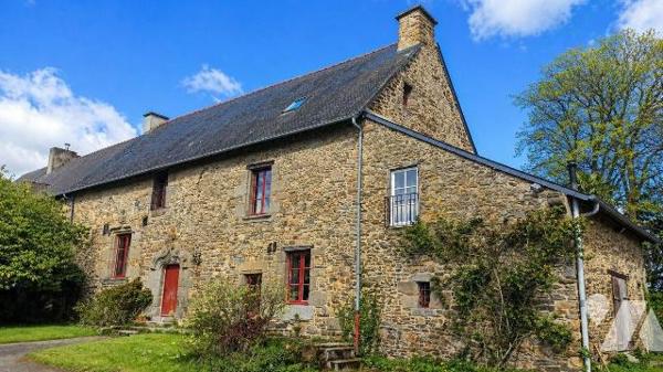 Propriété indépendante sur la commune de COMBOURG, comprenant :

A l'est, un manoir ancien de...