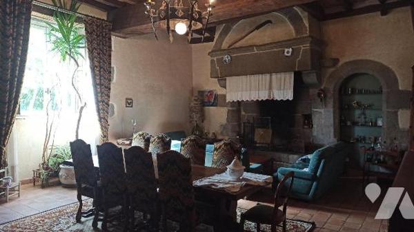 Propriété indépendante sur la commune de COMBOURG, comprenant :

A l'est, un manoir ancien de...