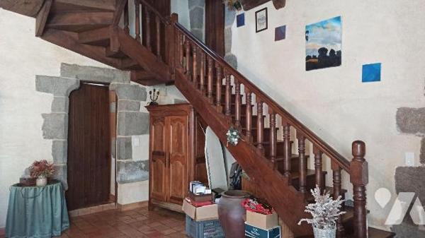 Propriété indépendante sur la commune de COMBOURG, comprenant :

A l'est, un manoir ancien de...