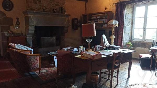 Propriété indépendante sur la commune de COMBOURG, comprenant :

A l'est, un manoir ancien de...