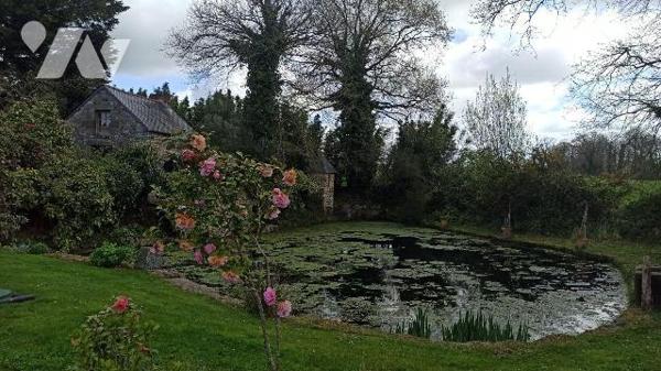 Propriété indépendante sur la commune de COMBOURG, comprenant :

A l'est, un manoir ancien de...
