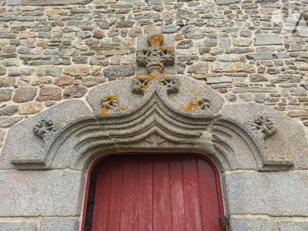 Propriété indépendante sur la commune de COMBOURG, comprenant :

A l'est, un manoir ancien de...