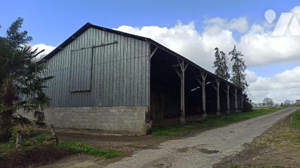 Propriété indépendante sur la commune de COMBOURG, comprenant :

A l'est, un manoir ancien de...