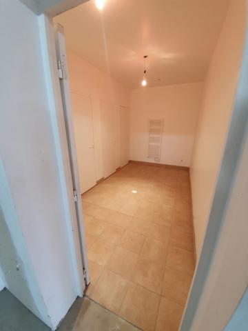 Local/bureau à louer GUERVILLE (78) 117 m² - GARAGE - BUREAU - SANITAIRES DOUCHE ET WC -