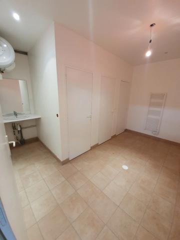 Local/bureau à louer GUERVILLE (78) 117 m² - GARAGE - BUREAU - SANITAIRES DOUCHE ET WC -