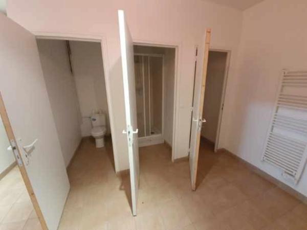 Local/bureau à louer GUERVILLE (78) 117 m² - GARAGE - BUREAU - SANITAIRES DOUCHE ET WC -