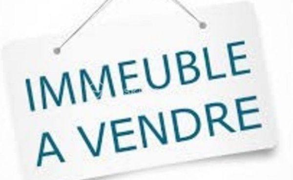 En plein cœur de Pau, rue Arribes, découvrez cet immeuble à rénover offrant de nombreuses possibilités d’exploitation et d’optimisation patrimoniale.

Avec environ 170 m² de surface de plancher sur 3 niveaux, ce bien constitue une excellente opportunité pour un projet de rénovation locative ou de division.

Composition :

• Garage de 50 m² pouvant être transformé en habitation
• Étage principal de 67 m²
• Combles aménageables représentant 54 m² de surface de plancher supplémentaires (dont 32 m² loi Carrez)

Un bâtiment arrière est à démolir, laissant place à une cour extérieure.

Les points forts :

✔ Situation recherchée en hypercentre de Pau
✔ Très beau potentiel de création de valeur
✔ Transformation du garage possible
✔ Éligible aux aides à la rénovation selon conditions
✔ Compatible avec plusieurs dispositifs fiscaux : déficit foncier, Denormandie, Loc’Avantages selon projet et critères d’éligibilité
✔ Idéal investisseurs, marchands de biens ou projet locatif

Vidéo de l'ensemble sur demande
Dossier sur demande.