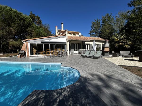 Vente
                Maison283 m² - 8 Pièces -
                    LA TREMBLADE (17390)