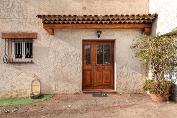 Appartement rénové de plain-pied 3 pièces au coeur du village de Peymeinade