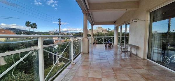 Haut de villa au calme à Juan les Pins