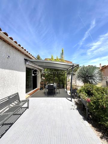 Cette maison individuelle T4 d'environ 92 m² sur un terrain de 720 m2 dans le 15eme arrondissement de MARSEILLE a été pensée pour vivre des moments en toute tranquillité.

Un fois le portail passé, vous découvrirez son potentiel … 

•  le séjour lumineux équipée d’une climatisation s'ouvre sur une première terrasse.

• une cuisine ouverte sur la pièce à vivre.

•  une salle de bain confortable composée de deux lavabos idéale pour faciliter le quotidien de toute la famille.

•  trois chambres d’environ 11 m2, dont l’une est équipée d’une climatisation réversible.

Dehors, c'est là que la maison prend son sens :

•  seconde terrasse avec piscine à l'eau salée. Plus douce pour la peau, plus simple à entretenir.

•  cabanon indépendant à deux pas de la piscine, avec son WC. 

•  garage fermé  avec   prise électrique spécialement conçu pour une voiture électrique.

Encore des atouts, cette maison hors copropriété aime l'indépendance :

•  panneaux photovoltaïques en toiture.
•  ballon solaire pour l'eau chaude.

Factures maîtrisées.
 
Vous arrivez, vous posez les valises. Pas de travaux, pas de copro. 
Juste cette sensation rare : on est chez soi, au calme, et pourtant à Marseille.
Maison à saisir pour ceux qui cherchent un havre de paix, avec le soleil de la Méditerranée.