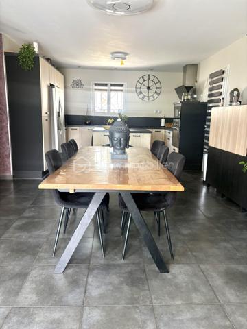 Cette maison individuelle T4 d'environ 92 m² sur un terrain de 720 m2 dans le 15eme arrondissement de MARSEILLE a été pensée pour vivre des moments en toute tranquillité.

Un fois le portail passé, vous découvrirez son potentiel … 

•  le séjour lumineux équipée d’une climatisation s'ouvre sur une première terrasse.

• une cuisine ouverte sur la pièce à vivre.

•  une salle de bain confortable composée de deux lavabos idéale pour faciliter le quotidien de toute la famille.

•  trois chambres d’environ 11 m2, dont l’une est équipée d’une climatisation réversible.

Dehors, c'est là que la maison prend son sens :

•  seconde terrasse avec piscine à l'eau salée. Plus douce pour la peau, plus simple à entretenir.

•  cabanon indépendant à deux pas de la piscine, avec son WC. 

•  garage fermé  avec   prise électrique spécialement conçu pour une voiture électrique.

Encore des atouts, cette maison hors copropriété aime l'indépendance :

•  panneaux photovoltaïques en toiture.
•  ballon solaire pour l'eau chaude.

Factures maîtrisées.
 
Vous arrivez, vous posez les valises. Pas de travaux, pas de copro. 
Juste cette sensation rare : on est chez soi, au calme, et pourtant à Marseille.
Maison à saisir pour ceux qui cherchent un havre de paix, avec le soleil de la Méditerranée.