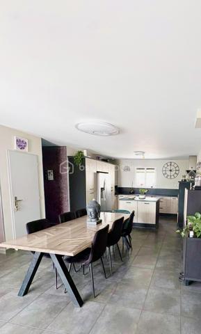 Cette maison individuelle T4 d'environ 92 m² sur un terrain de 720 m2 dans le 15eme arrondissement de MARSEILLE a été pensée pour vivre des moments en toute tranquillité.

Un fois le portail passé, vous découvrirez son potentiel … 

•  le séjour lumineux équipée d’une climatisation s'ouvre sur une première terrasse.

• une cuisine ouverte sur la pièce à vivre.

•  une salle de bain confortable composée de deux lavabos idéale pour faciliter le quotidien de toute la famille.

•  trois chambres d’environ 11 m2, dont l’une est équipée d’une climatisation réversible.

Dehors, c'est là que la maison prend son sens :

•  seconde terrasse avec piscine à l'eau salée. Plus douce pour la peau, plus simple à entretenir.

•  cabanon indépendant à deux pas de la piscine, avec son WC. 

•  garage fermé  avec   prise électrique spécialement conçu pour une voiture électrique.

Encore des atouts, cette maison hors copropriété aime l'indépendance :

•  panneaux photovoltaïques en toiture.
•  ballon solaire pour l'eau chaude.

Factures maîtrisées.
 
Vous arrivez, vous posez les valises. Pas de travaux, pas de copro. 
Juste cette sensation rare : on est chez soi, au calme, et pourtant à Marseille.
Maison à saisir pour ceux qui cherchent un havre de paix, avec le soleil de la Méditerranée.