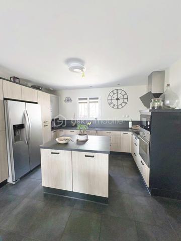 Cette maison individuelle T4 d'environ 92 m² sur un terrain de 720 m2 dans le 15eme arrondissement de MARSEILLE a été pensée pour vivre des moments en toute tranquillité.

Un fois le portail passé, vous découvrirez son potentiel … 

•  le séjour lumineux équipée d’une climatisation s'ouvre sur une première terrasse.

• une cuisine ouverte sur la pièce à vivre.

•  une salle de bain confortable composée de deux lavabos idéale pour faciliter le quotidien de toute la famille.

•  trois chambres d’environ 11 m2, dont l’une est équipée d’une climatisation réversible.

Dehors, c'est là que la maison prend son sens :

•  seconde terrasse avec piscine à l'eau salée. Plus douce pour la peau, plus simple à entretenir.

•  cabanon indépendant à deux pas de la piscine, avec son WC. 

•  garage fermé  avec   prise électrique spécialement conçu pour une voiture électrique.

Encore des atouts, cette maison hors copropriété aime l'indépendance :

•  panneaux photovoltaïques en toiture.
•  ballon solaire pour l'eau chaude.

Factures maîtrisées.
 
Vous arrivez, vous posez les valises. Pas de travaux, pas de copro. 
Juste cette sensation rare : on est chez soi, au calme, et pourtant à Marseille.
Maison à saisir pour ceux qui cherchent un havre de paix, avec le soleil de la Méditerranée.