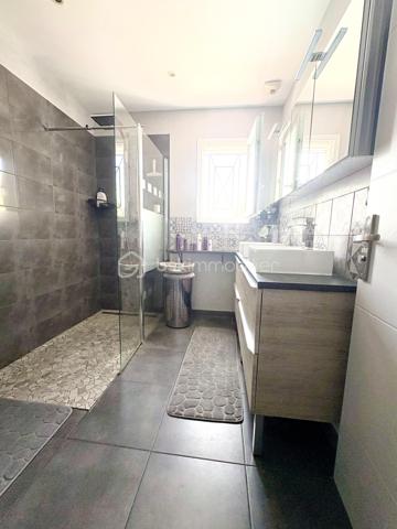 Cette maison individuelle T4 d'environ 92 m² sur un terrain de 720 m2 dans le 15eme arrondissement de MARSEILLE a été pensée pour vivre des moments en toute tranquillité.

Un fois le portail passé, vous découvrirez son potentiel … 

•  le séjour lumineux équipée d’une climatisation s'ouvre sur une première terrasse.

• une cuisine ouverte sur la pièce à vivre.

•  une salle de bain confortable composée de deux lavabos idéale pour faciliter le quotidien de toute la famille.

•  trois chambres d’environ 11 m2, dont l’une est équipée d’une climatisation réversible.

Dehors, c'est là que la maison prend son sens :

•  seconde terrasse avec piscine à l'eau salée. Plus douce pour la peau, plus simple à entretenir.

•  cabanon indépendant à deux pas de la piscine, avec son WC. 

•  garage fermé  avec   prise électrique spécialement conçu pour une voiture électrique.

Encore des atouts, cette maison hors copropriété aime l'indépendance :

•  panneaux photovoltaïques en toiture.
•  ballon solaire pour l'eau chaude.

Factures maîtrisées.
 
Vous arrivez, vous posez les valises. Pas de travaux, pas de copro. 
Juste cette sensation rare : on est chez soi, au calme, et pourtant à Marseille.
Maison à saisir pour ceux qui cherchent un havre de paix, avec le soleil de la Méditerranée.
