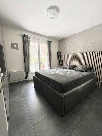 Cette maison individuelle T4 d'environ 92 m² sur un terrain de 720 m2 dans le 15eme arrondissement de MARSEILLE a été pensée pour vivre des moments en toute tranquillité.

Un fois le portail passé, vous découvrirez son potentiel … 

•  le séjour lumineux équipée d’une climatisation s'ouvre sur une première terrasse.

• une cuisine ouverte sur la pièce à vivre.

•  une salle de bain confortable composée de deux lavabos idéale pour faciliter le quotidien de toute la famille.

•  trois chambres d’environ 11 m2, dont l’une est équipée d’une climatisation réversible.

Dehors, c'est là que la maison prend son sens :

•  seconde terrasse avec piscine à l'eau salée. Plus douce pour la peau, plus simple à entretenir.

•  cabanon indépendant à deux pas de la piscine, avec son WC. 

•  garage fermé  avec   prise électrique spécialement conçu pour une voiture électrique.

Encore des atouts, cette maison hors copropriété aime l'indépendance :

•  panneaux photovoltaïques en toiture.
•  ballon solaire pour l'eau chaude.

Factures maîtrisées.
 
Vous arrivez, vous posez les valises. Pas de travaux, pas de copro. 
Juste cette sensation rare : on est chez soi, au calme, et pourtant à Marseille.
Maison à saisir pour ceux qui cherchent un havre de paix, avec le soleil de la Méditerranée.