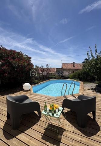 Cette maison individuelle T4 d'environ 92 m² sur un terrain de 720 m2 dans le 15eme arrondissement de MARSEILLE a été pensée pour vivre des moments en toute tranquillité.

Un fois le portail passé, vous découvrirez son potentiel … 

•  le séjour lumineux équipée d’une climatisation s'ouvre sur une première terrasse.

• une cuisine ouverte sur la pièce à vivre.

•  une salle de bain confortable composée de deux lavabos idéale pour faciliter le quotidien de toute la famille.

•  trois chambres d’environ 11 m2, dont l’une est équipée d’une climatisation réversible.

Dehors, c'est là que la maison prend son sens :

•  seconde terrasse avec piscine à l'eau salée. Plus douce pour la peau, plus simple à entretenir.

•  cabanon indépendant à deux pas de la piscine, avec son WC. 

•  garage fermé  avec   prise électrique spécialement conçu pour une voiture électrique.

Encore des atouts, cette maison hors copropriété aime l'indépendance :

•  panneaux photovoltaïques en toiture.
•  ballon solaire pour l'eau chaude.

Factures maîtrisées.
 
Vous arrivez, vous posez les valises. Pas de travaux, pas de copro. 
Juste cette sensation rare : on est chez soi, au calme, et pourtant à Marseille.
Maison à saisir pour ceux qui cherchent un havre de paix, avec le soleil de la Méditerranée.