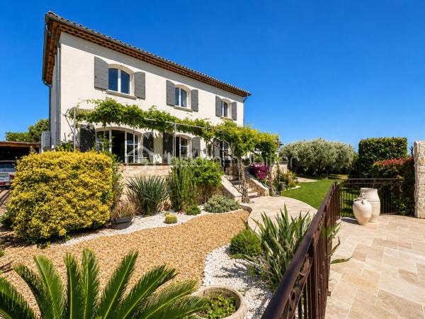 Dans un environnement résidentiel privilégié, au calme absolu et à l’abri de tout regard, cette somptueuse villa de 160 m² revisite avec élégance l’esprit du Mas provençal dans une version contemporaine et haut de gamme.

Édifiée sur un magnifique terrain paysager de 1 970 m² sans vis-à-vis, la propriété séduit immédiatement par ses volumes généreux, sa luminosité exceptionnelle et la qualité remarquable de ses prestations. Les espaces de vie traversants, ouverts sur les extérieurs grâce à de larges baies vitrées, offrent une atmosphère chaleureuse et raffinée où authenticité et modernité se rencontrent parfaitement.

Les extérieurs ont été pensés comme un véritable resort privé : majestueuse piscine 9 x 4 m, sublime plage en travertin de 120 m², vaste pool house de 72 m² avec cuisine professionnelle, terrasses ombragées et multiples espaces lounge au cœur d’un jardin méditerranéen soigneusement aménagé.

À l’intérieur, chaque détail a été conçu avec exigence : cuisine sur mesure en marbre de Carrare, cheminée en pierre, plancher chauffant, climatisation, matériaux nobles et finitions premium composent un cadre de vie élégant et intemporel.

La villa dispose de 4 chambres, dont une superbe suite parentale lumineuse, véritable cocon de sérénité, ainsi qu’une élégante salle d’eau contemporaine avec WC. Un studio indépendant complète l’ensemble, offrant un excellent potentiel locatif ou un espace idéal pour recevoir famille et invités.

Pensée pour conjuguer luxe et performance énergétique, la propriété bénéficie d’équipements particulièrement recherchés : pompe à chaleur neuve, chauffe-eau thermodynamique, 20 panneaux solaires, forage privé et arrosage automatique intégré.

La propriété dispose également d’un carport pour véhicules ainsi que de nombreux espaces de stationnement, offrant confort et praticité au quotidien.

Atout rare sur le secteur : un COS résiduel de 50 m² permet d’envisager une extension ou un projet complémentaire, renforçant davantage la valeur patrimoniale de ce bien d’exception.

Une propriété rare sur le marché immobilier de prestige, alliant discrétion, confort moderne et art de vivre méditerranéen.

📞 Contactez-moi au 06 69 66 17 19 pour organiser une visite privée.