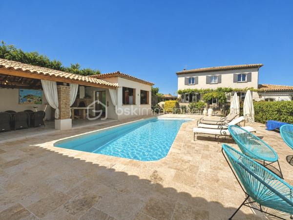 Dans un environnement résidentiel privilégié, au calme absolu et à l’abri de tout regard, cette somptueuse villa de 160 m² revisite avec élégance l’esprit du Mas provençal dans une version contemporaine et haut de gamme.

Édifiée sur un magnifique terrain paysager de 1 970 m² sans vis-à-vis, la propriété séduit immédiatement par ses volumes généreux, sa luminosité exceptionnelle et la qualité remarquable de ses prestations. Les espaces de vie traversants, ouverts sur les extérieurs grâce à de larges baies vitrées, offrent une atmosphère chaleureuse et raffinée où authenticité et modernité se rencontrent parfaitement.

Les extérieurs ont été pensés comme un véritable resort privé : majestueuse piscine 9 x 4 m, sublime plage en travertin de 120 m², vaste pool house de 72 m² avec cuisine professionnelle, terrasses ombragées et multiples espaces lounge au cœur d’un jardin méditerranéen soigneusement aménagé.

À l’intérieur, chaque détail a été conçu avec exigence : cuisine sur mesure en marbre de Carrare, cheminée en pierre, plancher chauffant, climatisation, matériaux nobles et finitions premium composent un cadre de vie élégant et intemporel.

La villa dispose de 4 chambres, dont une superbe suite parentale lumineuse, véritable cocon de sérénité, ainsi qu’une élégante salle d’eau contemporaine avec WC. Un studio indépendant complète l’ensemble, offrant un excellent potentiel locatif ou un espace idéal pour recevoir famille et invités.

Pensée pour conjuguer luxe et performance énergétique, la propriété bénéficie d’équipements particulièrement recherchés : pompe à chaleur neuve, chauffe-eau thermodynamique, 20 panneaux solaires, forage privé et arrosage automatique intégré.

La propriété dispose également d’un carport pour véhicules ainsi que de nombreux espaces de stationnement, offrant confort et praticité au quotidien.

Atout rare sur le secteur : un COS résiduel de 50 m² permet d’envisager une extension ou un projet complémentaire, renforçant davantage la valeur patrimoniale de ce bien d’exception.

Une propriété rare sur le marché immobilier de prestige, alliant discrétion, confort moderne et art de vivre méditerranéen.

📞 Contactez-moi au 06 69 66 17 19 pour organiser une visite privée.