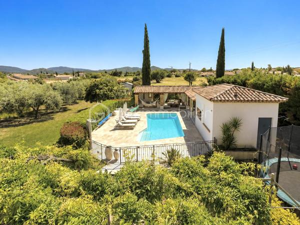 Dans un environnement résidentiel privilégié, au calme absolu et à l’abri de tout regard, cette somptueuse villa de 160 m² revisite avec élégance l’esprit du Mas provençal dans une version contemporaine et haut de gamme.

Édifiée sur un magnifique terrain paysager de 1 970 m² sans vis-à-vis, la propriété séduit immédiatement par ses volumes généreux, sa luminosité exceptionnelle et la qualité remarquable de ses prestations. Les espaces de vie traversants, ouverts sur les extérieurs grâce à de larges baies vitrées, offrent une atmosphère chaleureuse et raffinée où authenticité et modernité se rencontrent parfaitement.

Les extérieurs ont été pensés comme un véritable resort privé : majestueuse piscine 9 x 4 m, sublime plage en travertin de 120 m², vaste pool house de 72 m² avec cuisine professionnelle, terrasses ombragées et multiples espaces lounge au cœur d’un jardin méditerranéen soigneusement aménagé.

À l’intérieur, chaque détail a été conçu avec exigence : cuisine sur mesure en marbre de Carrare, cheminée en pierre, plancher chauffant, climatisation, matériaux nobles et finitions premium composent un cadre de vie élégant et intemporel.

La villa dispose de 4 chambres, dont une superbe suite parentale lumineuse, véritable cocon de sérénité, ainsi qu’une élégante salle d’eau contemporaine avec WC. Un studio indépendant complète l’ensemble, offrant un excellent potentiel locatif ou un espace idéal pour recevoir famille et invités.

Pensée pour conjuguer luxe et performance énergétique, la propriété bénéficie d’équipements particulièrement recherchés : pompe à chaleur neuve, chauffe-eau thermodynamique, 20 panneaux solaires, forage privé et arrosage automatique intégré.

La propriété dispose également d’un carport pour véhicules ainsi que de nombreux espaces de stationnement, offrant confort et praticité au quotidien.

Atout rare sur le secteur : un COS résiduel de 50 m² permet d’envisager une extension ou un projet complémentaire, renforçant davantage la valeur patrimoniale de ce bien d’exception.

Une propriété rare sur le marché immobilier de prestige, alliant discrétion, confort moderne et art de vivre méditerranéen.

📞 Contactez-moi au 06 69 66 17 19 pour organiser une visite privée.