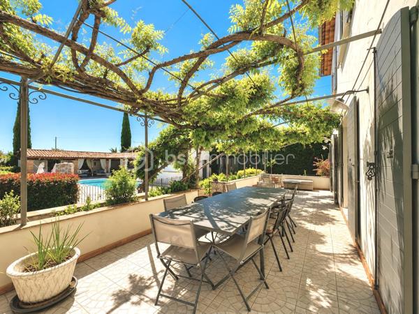 Dans un environnement résidentiel privilégié, au calme absolu et à l’abri de tout regard, cette somptueuse villa de 160 m² revisite avec élégance l’esprit du Mas provençal dans une version contemporaine et haut de gamme.

Édifiée sur un magnifique terrain paysager de 1 970 m² sans vis-à-vis, la propriété séduit immédiatement par ses volumes généreux, sa luminosité exceptionnelle et la qualité remarquable de ses prestations. Les espaces de vie traversants, ouverts sur les extérieurs grâce à de larges baies vitrées, offrent une atmosphère chaleureuse et raffinée où authenticité et modernité se rencontrent parfaitement.

Les extérieurs ont été pensés comme un véritable resort privé : majestueuse piscine 9 x 4 m, sublime plage en travertin de 120 m², vaste pool house de 72 m² avec cuisine professionnelle, terrasses ombragées et multiples espaces lounge au cœur d’un jardin méditerranéen soigneusement aménagé.

À l’intérieur, chaque détail a été conçu avec exigence : cuisine sur mesure en marbre de Carrare, cheminée en pierre, plancher chauffant, climatisation, matériaux nobles et finitions premium composent un cadre de vie élégant et intemporel.

La villa dispose de 4 chambres, dont une superbe suite parentale lumineuse, véritable cocon de sérénité, ainsi qu’une élégante salle d’eau contemporaine avec WC. Un studio indépendant complète l’ensemble, offrant un excellent potentiel locatif ou un espace idéal pour recevoir famille et invités.

Pensée pour conjuguer luxe et performance énergétique, la propriété bénéficie d’équipements particulièrement recherchés : pompe à chaleur neuve, chauffe-eau thermodynamique, 20 panneaux solaires, forage privé et arrosage automatique intégré.

La propriété dispose également d’un carport pour véhicules ainsi que de nombreux espaces de stationnement, offrant confort et praticité au quotidien.

Atout rare sur le secteur : un COS résiduel de 50 m² permet d’envisager une extension ou un projet complémentaire, renforçant davantage la valeur patrimoniale de ce bien d’exception.

Une propriété rare sur le marché immobilier de prestige, alliant discrétion, confort moderne et art de vivre méditerranéen.

📞 Contactez-moi au 06 69 66 17 19 pour organiser une visite privée.