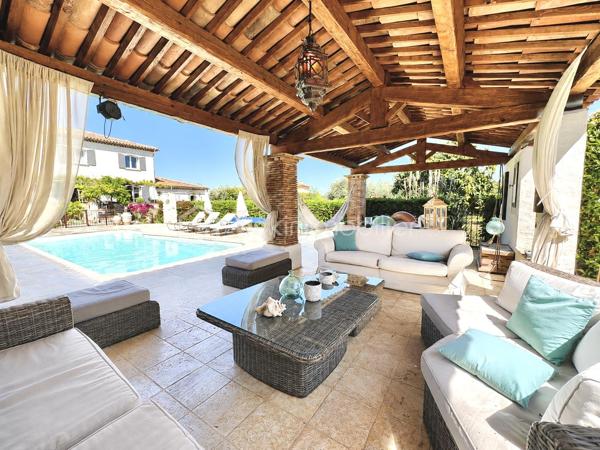 Dans un environnement résidentiel privilégié, au calme absolu et à l’abri de tout regard, cette somptueuse villa de 160 m² revisite avec élégance l’esprit du Mas provençal dans une version contemporaine et haut de gamme.

Édifiée sur un magnifique terrain paysager de 1 970 m² sans vis-à-vis, la propriété séduit immédiatement par ses volumes généreux, sa luminosité exceptionnelle et la qualité remarquable de ses prestations. Les espaces de vie traversants, ouverts sur les extérieurs grâce à de larges baies vitrées, offrent une atmosphère chaleureuse et raffinée où authenticité et modernité se rencontrent parfaitement.

Les extérieurs ont été pensés comme un véritable resort privé : majestueuse piscine 9 x 4 m, sublime plage en travertin de 120 m², vaste pool house de 72 m² avec cuisine professionnelle, terrasses ombragées et multiples espaces lounge au cœur d’un jardin méditerranéen soigneusement aménagé.

À l’intérieur, chaque détail a été conçu avec exigence : cuisine sur mesure en marbre de Carrare, cheminée en pierre, plancher chauffant, climatisation, matériaux nobles et finitions premium composent un cadre de vie élégant et intemporel.

La villa dispose de 4 chambres, dont une superbe suite parentale lumineuse, véritable cocon de sérénité, ainsi qu’une élégante salle d’eau contemporaine avec WC. Un studio indépendant complète l’ensemble, offrant un excellent potentiel locatif ou un espace idéal pour recevoir famille et invités.

Pensée pour conjuguer luxe et performance énergétique, la propriété bénéficie d’équipements particulièrement recherchés : pompe à chaleur neuve, chauffe-eau thermodynamique, 20 panneaux solaires, forage privé et arrosage automatique intégré.

La propriété dispose également d’un carport pour véhicules ainsi que de nombreux espaces de stationnement, offrant confort et praticité au quotidien.

Atout rare sur le secteur : un COS résiduel de 50 m² permet d’envisager une extension ou un projet complémentaire, renforçant davantage la valeur patrimoniale de ce bien d’exception.

Une propriété rare sur le marché immobilier de prestige, alliant discrétion, confort moderne et art de vivre méditerranéen.

📞 Contactez-moi au 06 69 66 17 19 pour organiser une visite privée.