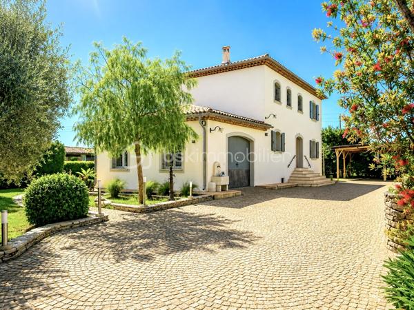 Dans un environnement résidentiel privilégié, au calme absolu et à l’abri de tout regard, cette somptueuse villa de 160 m² revisite avec élégance l’esprit du Mas provençal dans une version contemporaine et haut de gamme.

Édifiée sur un magnifique terrain paysager de 1 970 m² sans vis-à-vis, la propriété séduit immédiatement par ses volumes généreux, sa luminosité exceptionnelle et la qualité remarquable de ses prestations. Les espaces de vie traversants, ouverts sur les extérieurs grâce à de larges baies vitrées, offrent une atmosphère chaleureuse et raffinée où authenticité et modernité se rencontrent parfaitement.

Les extérieurs ont été pensés comme un véritable resort privé : majestueuse piscine 9 x 4 m, sublime plage en travertin de 120 m², vaste pool house de 72 m² avec cuisine professionnelle, terrasses ombragées et multiples espaces lounge au cœur d’un jardin méditerranéen soigneusement aménagé.

À l’intérieur, chaque détail a été conçu avec exigence : cuisine sur mesure en marbre de Carrare, cheminée en pierre, plancher chauffant, climatisation, matériaux nobles et finitions premium composent un cadre de vie élégant et intemporel.

La villa dispose de 4 chambres, dont une superbe suite parentale lumineuse, véritable cocon de sérénité, ainsi qu’une élégante salle d’eau contemporaine avec WC. Un studio indépendant complète l’ensemble, offrant un excellent potentiel locatif ou un espace idéal pour recevoir famille et invités.

Pensée pour conjuguer luxe et performance énergétique, la propriété bénéficie d’équipements particulièrement recherchés : pompe à chaleur neuve, chauffe-eau thermodynamique, 20 panneaux solaires, forage privé et arrosage automatique intégré.

La propriété dispose également d’un carport pour véhicules ainsi que de nombreux espaces de stationnement, offrant confort et praticité au quotidien.

Atout rare sur le secteur : un COS résiduel de 50 m² permet d’envisager une extension ou un projet complémentaire, renforçant davantage la valeur patrimoniale de ce bien d’exception.

Une propriété rare sur le marché immobilier de prestige, alliant discrétion, confort moderne et art de vivre méditerranéen.

📞 Contactez-moi au 06 69 66 17 19 pour organiser une visite privée.