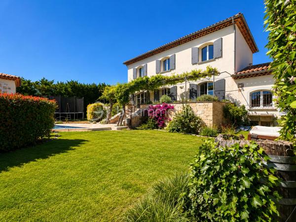 Dans un environnement résidentiel privilégié, au calme absolu et à l’abri de tout regard, cette somptueuse villa de 160 m² revisite avec élégance l’esprit du Mas provençal dans une version contemporaine et haut de gamme.

Édifiée sur un magnifique terrain paysager de 1 970 m² sans vis-à-vis, la propriété séduit immédiatement par ses volumes généreux, sa luminosité exceptionnelle et la qualité remarquable de ses prestations. Les espaces de vie traversants, ouverts sur les extérieurs grâce à de larges baies vitrées, offrent une atmosphère chaleureuse et raffinée où authenticité et modernité se rencontrent parfaitement.

Les extérieurs ont été pensés comme un véritable resort privé : majestueuse piscine 9 x 4 m, sublime plage en travertin de 120 m², vaste pool house de 72 m² avec cuisine professionnelle, terrasses ombragées et multiples espaces lounge au cœur d’un jardin méditerranéen soigneusement aménagé.

À l’intérieur, chaque détail a été conçu avec exigence : cuisine sur mesure en marbre de Carrare, cheminée en pierre, plancher chauffant, climatisation, matériaux nobles et finitions premium composent un cadre de vie élégant et intemporel.

La villa dispose de 4 chambres, dont une superbe suite parentale lumineuse, véritable cocon de sérénité, ainsi qu’une élégante salle d’eau contemporaine avec WC. Un studio indépendant complète l’ensemble, offrant un excellent potentiel locatif ou un espace idéal pour recevoir famille et invités.

Pensée pour conjuguer luxe et performance énergétique, la propriété bénéficie d’équipements particulièrement recherchés : pompe à chaleur neuve, chauffe-eau thermodynamique, 20 panneaux solaires, forage privé et arrosage automatique intégré.

La propriété dispose également d’un carport pour véhicules ainsi que de nombreux espaces de stationnement, offrant confort et praticité au quotidien.

Atout rare sur le secteur : un COS résiduel de 50 m² permet d’envisager une extension ou un projet complémentaire, renforçant davantage la valeur patrimoniale de ce bien d’exception.

Une propriété rare sur le marché immobilier de prestige, alliant discrétion, confort moderne et art de vivre méditerranéen.

📞 Contactez-moi au 06 69 66 17 19 pour organiser une visite privée.