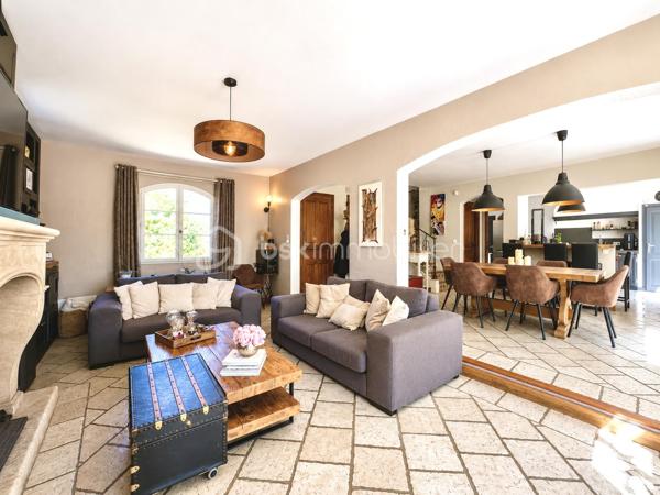 Dans un environnement résidentiel privilégié, au calme absolu et à l’abri de tout regard, cette somptueuse villa de 160 m² revisite avec élégance l’esprit du Mas provençal dans une version contemporaine et haut de gamme.

Édifiée sur un magnifique terrain paysager de 1 970 m² sans vis-à-vis, la propriété séduit immédiatement par ses volumes généreux, sa luminosité exceptionnelle et la qualité remarquable de ses prestations. Les espaces de vie traversants, ouverts sur les extérieurs grâce à de larges baies vitrées, offrent une atmosphère chaleureuse et raffinée où authenticité et modernité se rencontrent parfaitement.

Les extérieurs ont été pensés comme un véritable resort privé : majestueuse piscine 9 x 4 m, sublime plage en travertin de 120 m², vaste pool house de 72 m² avec cuisine professionnelle, terrasses ombragées et multiples espaces lounge au cœur d’un jardin méditerranéen soigneusement aménagé.

À l’intérieur, chaque détail a été conçu avec exigence : cuisine sur mesure en marbre de Carrare, cheminée en pierre, plancher chauffant, climatisation, matériaux nobles et finitions premium composent un cadre de vie élégant et intemporel.

La villa dispose de 4 chambres, dont une superbe suite parentale lumineuse, véritable cocon de sérénité, ainsi qu’une élégante salle d’eau contemporaine avec WC. Un studio indépendant complète l’ensemble, offrant un excellent potentiel locatif ou un espace idéal pour recevoir famille et invités.

Pensée pour conjuguer luxe et performance énergétique, la propriété bénéficie d’équipements particulièrement recherchés : pompe à chaleur neuve, chauffe-eau thermodynamique, 20 panneaux solaires, forage privé et arrosage automatique intégré.

La propriété dispose également d’un carport pour véhicules ainsi que de nombreux espaces de stationnement, offrant confort et praticité au quotidien.

Atout rare sur le secteur : un COS résiduel de 50 m² permet d’envisager une extension ou un projet complémentaire, renforçant davantage la valeur patrimoniale de ce bien d’exception.

Une propriété rare sur le marché immobilier de prestige, alliant discrétion, confort moderne et art de vivre méditerranéen.

📞 Contactez-moi au 06 69 66 17 19 pour organiser une visite privée.