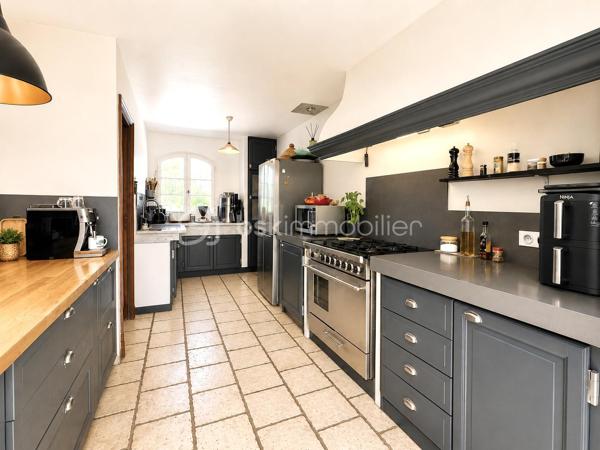 Dans un environnement résidentiel privilégié, au calme absolu et à l’abri de tout regard, cette somptueuse villa de 160 m² revisite avec élégance l’esprit du Mas provençal dans une version contemporaine et haut de gamme.

Édifiée sur un magnifique terrain paysager de 1 970 m² sans vis-à-vis, la propriété séduit immédiatement par ses volumes généreux, sa luminosité exceptionnelle et la qualité remarquable de ses prestations. Les espaces de vie traversants, ouverts sur les extérieurs grâce à de larges baies vitrées, offrent une atmosphère chaleureuse et raffinée où authenticité et modernité se rencontrent parfaitement.

Les extérieurs ont été pensés comme un véritable resort privé : majestueuse piscine 9 x 4 m, sublime plage en travertin de 120 m², vaste pool house de 72 m² avec cuisine professionnelle, terrasses ombragées et multiples espaces lounge au cœur d’un jardin méditerranéen soigneusement aménagé.

À l’intérieur, chaque détail a été conçu avec exigence : cuisine sur mesure en marbre de Carrare, cheminée en pierre, plancher chauffant, climatisation, matériaux nobles et finitions premium composent un cadre de vie élégant et intemporel.

La villa dispose de 4 chambres, dont une superbe suite parentale lumineuse, véritable cocon de sérénité, ainsi qu’une élégante salle d’eau contemporaine avec WC. Un studio indépendant complète l’ensemble, offrant un excellent potentiel locatif ou un espace idéal pour recevoir famille et invités.

Pensée pour conjuguer luxe et performance énergétique, la propriété bénéficie d’équipements particulièrement recherchés : pompe à chaleur neuve, chauffe-eau thermodynamique, 20 panneaux solaires, forage privé et arrosage automatique intégré.

La propriété dispose également d’un carport pour véhicules ainsi que de nombreux espaces de stationnement, offrant confort et praticité au quotidien.

Atout rare sur le secteur : un COS résiduel de 50 m² permet d’envisager une extension ou un projet complémentaire, renforçant davantage la valeur patrimoniale de ce bien d’exception.

Une propriété rare sur le marché immobilier de prestige, alliant discrétion, confort moderne et art de vivre méditerranéen.

📞 Contactez-moi au 06 69 66 17 19 pour organiser une visite privée.