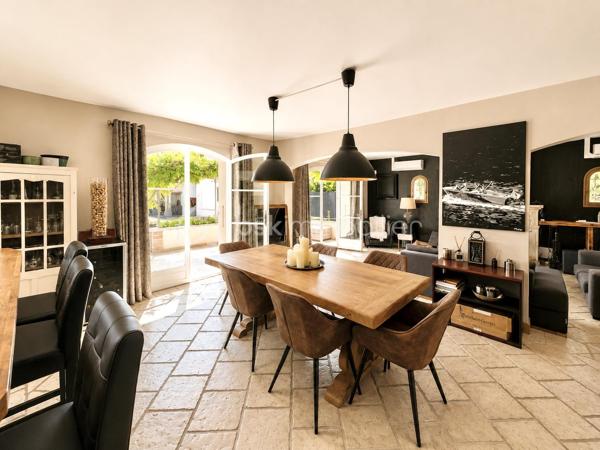 Dans un environnement résidentiel privilégié, au calme absolu et à l’abri de tout regard, cette somptueuse villa de 160 m² revisite avec élégance l’esprit du Mas provençal dans une version contemporaine et haut de gamme.

Édifiée sur un magnifique terrain paysager de 1 970 m² sans vis-à-vis, la propriété séduit immédiatement par ses volumes généreux, sa luminosité exceptionnelle et la qualité remarquable de ses prestations. Les espaces de vie traversants, ouverts sur les extérieurs grâce à de larges baies vitrées, offrent une atmosphère chaleureuse et raffinée où authenticité et modernité se rencontrent parfaitement.

Les extérieurs ont été pensés comme un véritable resort privé : majestueuse piscine 9 x 4 m, sublime plage en travertin de 120 m², vaste pool house de 72 m² avec cuisine professionnelle, terrasses ombragées et multiples espaces lounge au cœur d’un jardin méditerranéen soigneusement aménagé.

À l’intérieur, chaque détail a été conçu avec exigence : cuisine sur mesure en marbre de Carrare, cheminée en pierre, plancher chauffant, climatisation, matériaux nobles et finitions premium composent un cadre de vie élégant et intemporel.

La villa dispose de 4 chambres, dont une superbe suite parentale lumineuse, véritable cocon de sérénité, ainsi qu’une élégante salle d’eau contemporaine avec WC. Un studio indépendant complète l’ensemble, offrant un excellent potentiel locatif ou un espace idéal pour recevoir famille et invités.

Pensée pour conjuguer luxe et performance énergétique, la propriété bénéficie d’équipements particulièrement recherchés : pompe à chaleur neuve, chauffe-eau thermodynamique, 20 panneaux solaires, forage privé et arrosage automatique intégré.

La propriété dispose également d’un carport pour véhicules ainsi que de nombreux espaces de stationnement, offrant confort et praticité au quotidien.

Atout rare sur le secteur : un COS résiduel de 50 m² permet d’envisager une extension ou un projet complémentaire, renforçant davantage la valeur patrimoniale de ce bien d’exception.

Une propriété rare sur le marché immobilier de prestige, alliant discrétion, confort moderne et art de vivre méditerranéen.

📞 Contactez-moi au 06 69 66 17 19 pour organiser une visite privée.