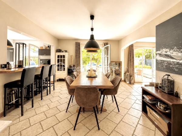 Dans un environnement résidentiel privilégié, au calme absolu et à l’abri de tout regard, cette somptueuse villa de 160 m² revisite avec élégance l’esprit du Mas provençal dans une version contemporaine et haut de gamme.

Édifiée sur un magnifique terrain paysager de 1 970 m² sans vis-à-vis, la propriété séduit immédiatement par ses volumes généreux, sa luminosité exceptionnelle et la qualité remarquable de ses prestations. Les espaces de vie traversants, ouverts sur les extérieurs grâce à de larges baies vitrées, offrent une atmosphère chaleureuse et raffinée où authenticité et modernité se rencontrent parfaitement.

Les extérieurs ont été pensés comme un véritable resort privé : majestueuse piscine 9 x 4 m, sublime plage en travertin de 120 m², vaste pool house de 72 m² avec cuisine professionnelle, terrasses ombragées et multiples espaces lounge au cœur d’un jardin méditerranéen soigneusement aménagé.

À l’intérieur, chaque détail a été conçu avec exigence : cuisine sur mesure en marbre de Carrare, cheminée en pierre, plancher chauffant, climatisation, matériaux nobles et finitions premium composent un cadre de vie élégant et intemporel.

La villa dispose de 4 chambres, dont une superbe suite parentale lumineuse, véritable cocon de sérénité, ainsi qu’une élégante salle d’eau contemporaine avec WC. Un studio indépendant complète l’ensemble, offrant un excellent potentiel locatif ou un espace idéal pour recevoir famille et invités.

Pensée pour conjuguer luxe et performance énergétique, la propriété bénéficie d’équipements particulièrement recherchés : pompe à chaleur neuve, chauffe-eau thermodynamique, 20 panneaux solaires, forage privé et arrosage automatique intégré.

La propriété dispose également d’un carport pour véhicules ainsi que de nombreux espaces de stationnement, offrant confort et praticité au quotidien.

Atout rare sur le secteur : un COS résiduel de 50 m² permet d’envisager une extension ou un projet complémentaire, renforçant davantage la valeur patrimoniale de ce bien d’exception.

Une propriété rare sur le marché immobilier de prestige, alliant discrétion, confort moderne et art de vivre méditerranéen.

📞 Contactez-moi au 06 69 66 17 19 pour organiser une visite privée.