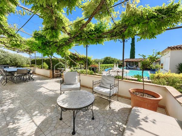 Dans un environnement résidentiel privilégié, au calme absolu et à l’abri de tout regard, cette somptueuse villa de 160 m² revisite avec élégance l’esprit du Mas provençal dans une version contemporaine et haut de gamme.

Édifiée sur un magnifique terrain paysager de 1 970 m² sans vis-à-vis, la propriété séduit immédiatement par ses volumes généreux, sa luminosité exceptionnelle et la qualité remarquable de ses prestations. Les espaces de vie traversants, ouverts sur les extérieurs grâce à de larges baies vitrées, offrent une atmosphère chaleureuse et raffinée où authenticité et modernité se rencontrent parfaitement.

Les extérieurs ont été pensés comme un véritable resort privé : majestueuse piscine 9 x 4 m, sublime plage en travertin de 120 m², vaste pool house de 72 m² avec cuisine professionnelle, terrasses ombragées et multiples espaces lounge au cœur d’un jardin méditerranéen soigneusement aménagé.

À l’intérieur, chaque détail a été conçu avec exigence : cuisine sur mesure en marbre de Carrare, cheminée en pierre, plancher chauffant, climatisation, matériaux nobles et finitions premium composent un cadre de vie élégant et intemporel.

La villa dispose de 4 chambres, dont une superbe suite parentale lumineuse, véritable cocon de sérénité, ainsi qu’une élégante salle d’eau contemporaine avec WC. Un studio indépendant complète l’ensemble, offrant un excellent potentiel locatif ou un espace idéal pour recevoir famille et invités.

Pensée pour conjuguer luxe et performance énergétique, la propriété bénéficie d’équipements particulièrement recherchés : pompe à chaleur neuve, chauffe-eau thermodynamique, 20 panneaux solaires, forage privé et arrosage automatique intégré.

La propriété dispose également d’un carport pour véhicules ainsi que de nombreux espaces de stationnement, offrant confort et praticité au quotidien.

Atout rare sur le secteur : un COS résiduel de 50 m² permet d’envisager une extension ou un projet complémentaire, renforçant davantage la valeur patrimoniale de ce bien d’exception.

Une propriété rare sur le marché immobilier de prestige, alliant discrétion, confort moderne et art de vivre méditerranéen.

📞 Contactez-moi au 06 69 66 17 19 pour organiser une visite privée.