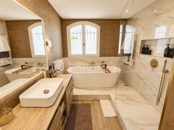Dans un environnement résidentiel privilégié, au calme absolu et à l’abri de tout regard, cette somptueuse villa de 160 m² revisite avec élégance l’esprit du Mas provençal dans une version contemporaine et haut de gamme.

Édifiée sur un magnifique terrain paysager de 1 970 m² sans vis-à-vis, la propriété séduit immédiatement par ses volumes généreux, sa luminosité exceptionnelle et la qualité remarquable de ses prestations. Les espaces de vie traversants, ouverts sur les extérieurs grâce à de larges baies vitrées, offrent une atmosphère chaleureuse et raffinée où authenticité et modernité se rencontrent parfaitement.

Les extérieurs ont été pensés comme un véritable resort privé : majestueuse piscine 9 x 4 m, sublime plage en travertin de 120 m², vaste pool house de 72 m² avec cuisine professionnelle, terrasses ombragées et multiples espaces lounge au cœur d’un jardin méditerranéen soigneusement aménagé.

À l’intérieur, chaque détail a été conçu avec exigence : cuisine sur mesure en marbre de Carrare, cheminée en pierre, plancher chauffant, climatisation, matériaux nobles et finitions premium composent un cadre de vie élégant et intemporel.

La villa dispose de 4 chambres, dont une superbe suite parentale lumineuse, véritable cocon de sérénité, ainsi qu’une élégante salle d’eau contemporaine avec WC. Un studio indépendant complète l’ensemble, offrant un excellent potentiel locatif ou un espace idéal pour recevoir famille et invités.

Pensée pour conjuguer luxe et performance énergétique, la propriété bénéficie d’équipements particulièrement recherchés : pompe à chaleur neuve, chauffe-eau thermodynamique, 20 panneaux solaires, forage privé et arrosage automatique intégré.

La propriété dispose également d’un carport pour véhicules ainsi que de nombreux espaces de stationnement, offrant confort et praticité au quotidien.

Atout rare sur le secteur : un COS résiduel de 50 m² permet d’envisager une extension ou un projet complémentaire, renforçant davantage la valeur patrimoniale de ce bien d’exception.

Une propriété rare sur le marché immobilier de prestige, alliant discrétion, confort moderne et art de vivre méditerranéen.

📞 Contactez-moi au 06 69 66 17 19 pour organiser une visite privée.