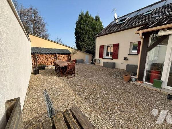 Venez découvrir ce pavillon de 1983 entièrement rénové.

Dès l'entrée, vous apprécierez les v...
