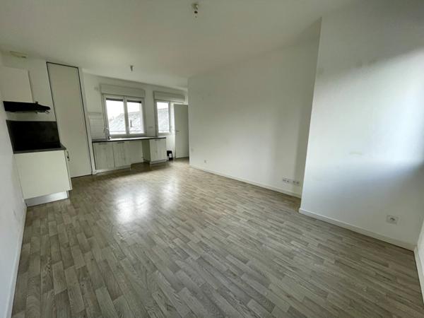 Pont du cens - Appartement récent et lumineux, comprenant deux chambres, balcon. Place de parking en sous sol et cave.