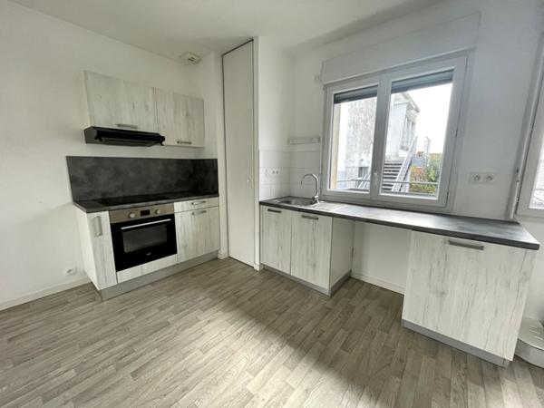 Pont du cens - Appartement récent et lumineux, comprenant deux chambres, balcon. Place de parking en sous sol et cave.