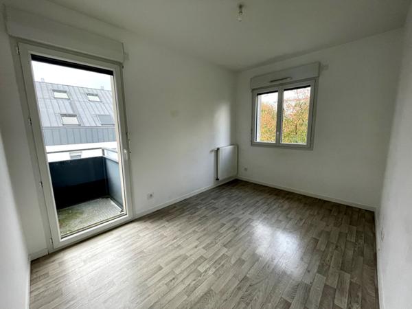 Pont du cens - Appartement récent et lumineux, comprenant deux chambres, balcon. Place de parking en sous sol et cave.