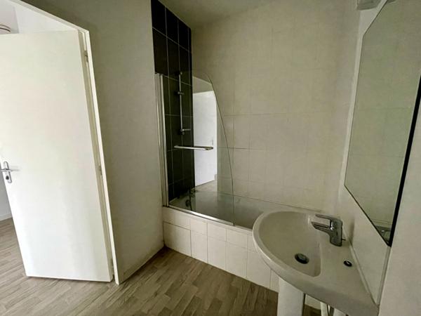 Pont du cens - Appartement récent et lumineux, comprenant deux chambres, balcon. Place de parking en sous sol et cave.