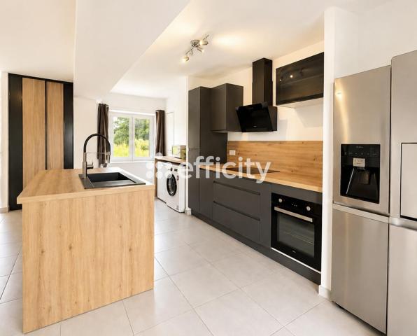 Maison
         5 pièces
        - 170 m² 332 800 € *
