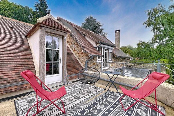 Maison ancienne de caractère avec piscine et lavoir d’époque à Jouars-Pontchartrain