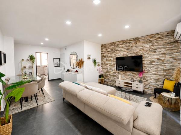 Ajaccio - Quartier "Les Padules" - Votre conseillère BSK Immobilier a le plaisir de vous proposer, ce magnifique T3 traversant au 3ᵉ étage d'une résidence sécurisée avec barrière d'accès, digicode et ascenseur. Il bénéficie d'un emplacement privilégié, à quelques minutes à pied du centre-ville d'Ajaccio, dans un quartier dynamique en plein essor. 
À proximité immédiate des commerces, supermarchés, centres médicaux et transports en commun, cet appartement est idéal pour une résidence principale ou un investissement.

Entièrement rénové avec des matériaux de qualité (électricité, plomberie, sols, murs et isolation), il offre des prestations haut de gamme. 
Lumineux et fonctionnel, il comprend un vaste séjour / salle à manger ouvrant sur une terrasse vitrée et aménagée, une cuisine équipée, deux chambres avec placards, une salle de bains avec douche et baignoire.
Une place de parking privative et une cave complètent ce bien.

Prestations : résidence sécurisée, climatisation réversible, double-vitrages, cuisine équipée, électricité aux normes, isolation renforcée, parking privatif, cave, immeuble récemment ravalé avec étanchéité refaite.
L'appartement peut être vendu entièrement meublé.
Aucun travaux à prévoir, il ne vous reste plus qu'à poser vos valises.

Pour toute information et visite contactez Pierrine MURRONI : 0617092828