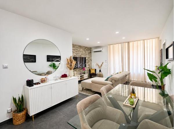 Ajaccio - Quartier "Les Padules" - Votre conseillère BSK Immobilier a le plaisir de vous proposer, ce magnifique T3 traversant au 3ᵉ étage d'une résidence sécurisée avec barrière d'accès, digicode et ascenseur. Il bénéficie d'un emplacement privilégié, à quelques minutes à pied du centre-ville d'Ajaccio, dans un quartier dynamique en plein essor. 
À proximité immédiate des commerces, supermarchés, centres médicaux et transports en commun, cet appartement est idéal pour une résidence principale ou un investissement.

Entièrement rénové avec des matériaux de qualité (électricité, plomberie, sols, murs et isolation), il offre des prestations haut de gamme. 
Lumineux et fonctionnel, il comprend un vaste séjour / salle à manger ouvrant sur une terrasse vitrée et aménagée, une cuisine équipée, deux chambres avec placards, une salle de bains avec douche et baignoire.
Une place de parking privative et une cave complètent ce bien.

Prestations : résidence sécurisée, climatisation réversible, double-vitrages, cuisine équipée, électricité aux normes, isolation renforcée, parking privatif, cave, immeuble récemment ravalé avec étanchéité refaite.
L'appartement peut être vendu entièrement meublé.
Aucun travaux à prévoir, il ne vous reste plus qu'à poser vos valises.

Pour toute information et visite contactez Pierrine MURRONI : 0617092828
