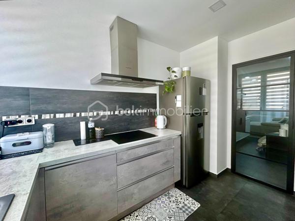 Ajaccio - Quartier "Les Padules" - Votre conseillère BSK Immobilier a le plaisir de vous proposer, ce magnifique T3 traversant au 3ᵉ étage d'une résidence sécurisée avec barrière d'accès, digicode et ascenseur. Il bénéficie d'un emplacement privilégié, à quelques minutes à pied du centre-ville d'Ajaccio, dans un quartier dynamique en plein essor. 
À proximité immédiate des commerces, supermarchés, centres médicaux et transports en commun, cet appartement est idéal pour une résidence principale ou un investissement.

Entièrement rénové avec des matériaux de qualité (électricité, plomberie, sols, murs et isolation), il offre des prestations haut de gamme. 
Lumineux et fonctionnel, il comprend un vaste séjour / salle à manger ouvrant sur une terrasse vitrée et aménagée, une cuisine équipée, deux chambres avec placards, une salle de bains avec douche et baignoire.
Une place de parking privative et une cave complètent ce bien.

Prestations : résidence sécurisée, climatisation réversible, double-vitrages, cuisine équipée, électricité aux normes, isolation renforcée, parking privatif, cave, immeuble récemment ravalé avec étanchéité refaite.
L'appartement peut être vendu entièrement meublé.
Aucun travaux à prévoir, il ne vous reste plus qu'à poser vos valises.

Pour toute information et visite contactez Pierrine MURRONI : 0617092828