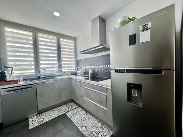 Ajaccio - Quartier "Les Padules" - Votre conseillère BSK Immobilier a le plaisir de vous proposer, ce magnifique T3 traversant au 3ᵉ étage d'une résidence sécurisée avec barrière d'accès, digicode et ascenseur. Il bénéficie d'un emplacement privilégié, à quelques minutes à pied du centre-ville d'Ajaccio, dans un quartier dynamique en plein essor. 
À proximité immédiate des commerces, supermarchés, centres médicaux et transports en commun, cet appartement est idéal pour une résidence principale ou un investissement.

Entièrement rénové avec des matériaux de qualité (électricité, plomberie, sols, murs et isolation), il offre des prestations haut de gamme. 
Lumineux et fonctionnel, il comprend un vaste séjour / salle à manger ouvrant sur une terrasse vitrée et aménagée, une cuisine équipée, deux chambres avec placards, une salle de bains avec douche et baignoire.
Une place de parking privative et une cave complètent ce bien.

Prestations : résidence sécurisée, climatisation réversible, double-vitrages, cuisine équipée, électricité aux normes, isolation renforcée, parking privatif, cave, immeuble récemment ravalé avec étanchéité refaite.
L'appartement peut être vendu entièrement meublé.
Aucun travaux à prévoir, il ne vous reste plus qu'à poser vos valises.

Pour toute information et visite contactez Pierrine MURRONI : 0617092828