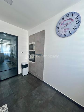Ajaccio - Quartier "Les Padules" - Votre conseillère BSK Immobilier a le plaisir de vous proposer, ce magnifique T3 traversant au 3ᵉ étage d'une résidence sécurisée avec barrière d'accès, digicode et ascenseur. Il bénéficie d'un emplacement privilégié, à quelques minutes à pied du centre-ville d'Ajaccio, dans un quartier dynamique en plein essor. 
À proximité immédiate des commerces, supermarchés, centres médicaux et transports en commun, cet appartement est idéal pour une résidence principale ou un investissement.

Entièrement rénové avec des matériaux de qualité (électricité, plomberie, sols, murs et isolation), il offre des prestations haut de gamme. 
Lumineux et fonctionnel, il comprend un vaste séjour / salle à manger ouvrant sur une terrasse vitrée et aménagée, une cuisine équipée, deux chambres avec placards, une salle de bains avec douche et baignoire.
Une place de parking privative et une cave complètent ce bien.

Prestations : résidence sécurisée, climatisation réversible, double-vitrages, cuisine équipée, électricité aux normes, isolation renforcée, parking privatif, cave, immeuble récemment ravalé avec étanchéité refaite.
L'appartement peut être vendu entièrement meublé.
Aucun travaux à prévoir, il ne vous reste plus qu'à poser vos valises.

Pour toute information et visite contactez Pierrine MURRONI : 0617092828