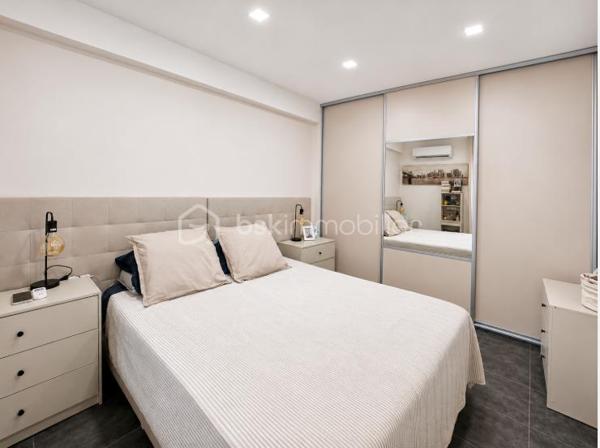 Ajaccio - Quartier "Les Padules" - Votre conseillère BSK Immobilier a le plaisir de vous proposer, ce magnifique T3 traversant au 3ᵉ étage d'une résidence sécurisée avec barrière d'accès, digicode et ascenseur. Il bénéficie d'un emplacement privilégié, à quelques minutes à pied du centre-ville d'Ajaccio, dans un quartier dynamique en plein essor. 
À proximité immédiate des commerces, supermarchés, centres médicaux et transports en commun, cet appartement est idéal pour une résidence principale ou un investissement.

Entièrement rénové avec des matériaux de qualité (électricité, plomberie, sols, murs et isolation), il offre des prestations haut de gamme. 
Lumineux et fonctionnel, il comprend un vaste séjour / salle à manger ouvrant sur une terrasse vitrée et aménagée, une cuisine équipée, deux chambres avec placards, une salle de bains avec douche et baignoire.
Une place de parking privative et une cave complètent ce bien.

Prestations : résidence sécurisée, climatisation réversible, double-vitrages, cuisine équipée, électricité aux normes, isolation renforcée, parking privatif, cave, immeuble récemment ravalé avec étanchéité refaite.
L'appartement peut être vendu entièrement meublé.
Aucun travaux à prévoir, il ne vous reste plus qu'à poser vos valises.

Pour toute information et visite contactez Pierrine MURRONI : 0617092828